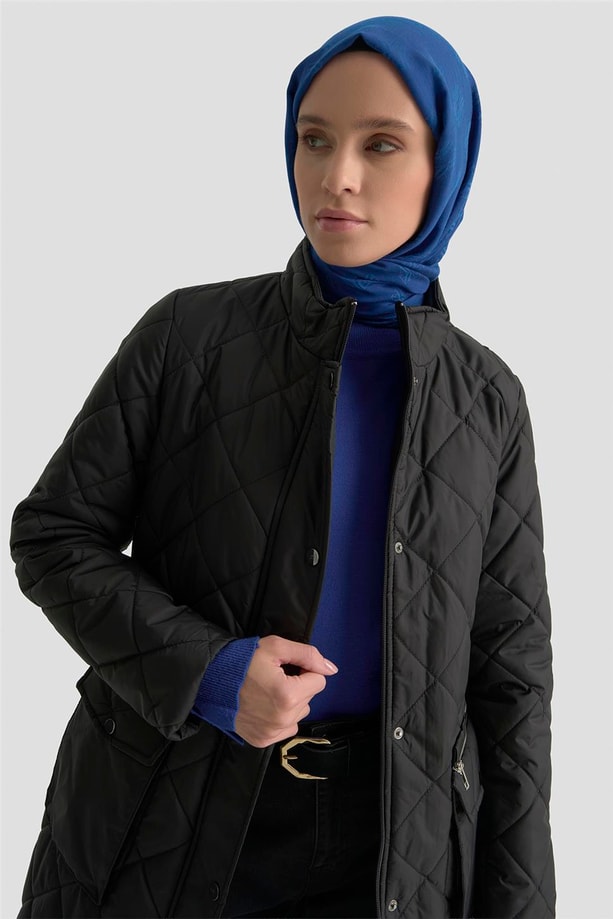 Armine Cep Detaylı Fitted Kapitone Kaban 25KD1404 Siyah