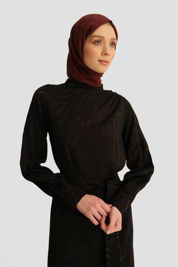 Armine Desenli Saten Elbise 25YT920 Siyah