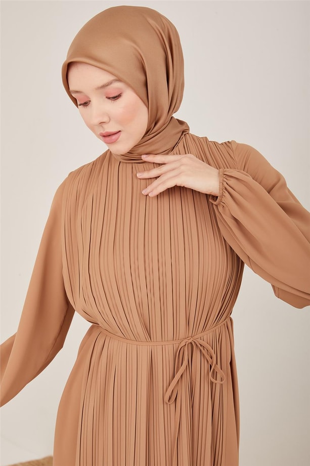 Armine Önü Piliseli Elbise 22Y9435 Badem