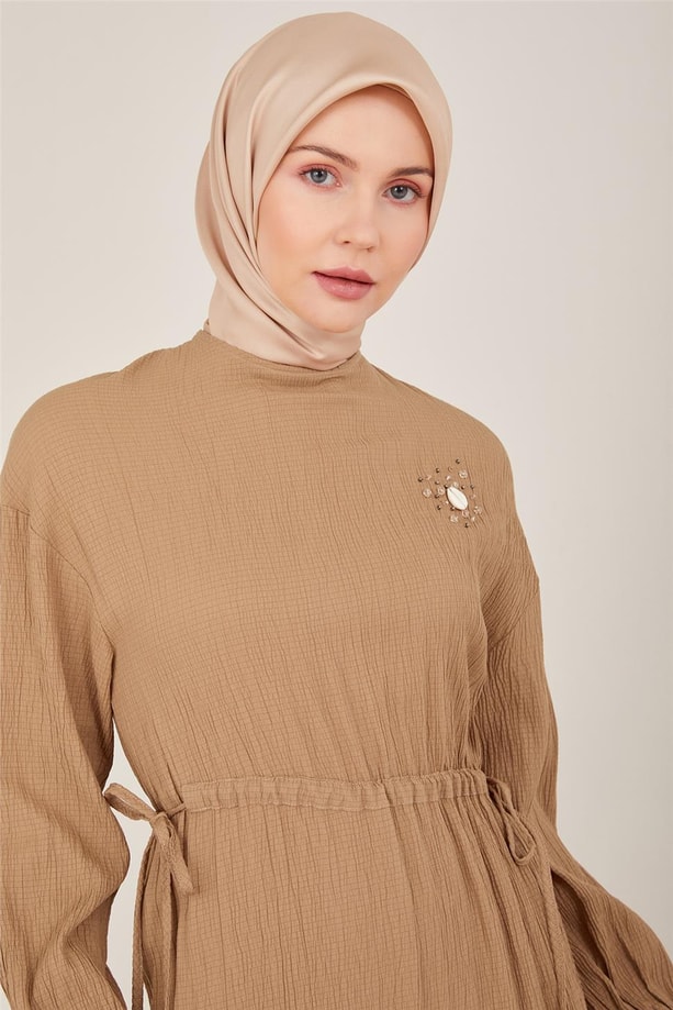Armine İşlemeli Ve Gofretli Beli Ayarlanabilir Elbise 23Y9659 Camel