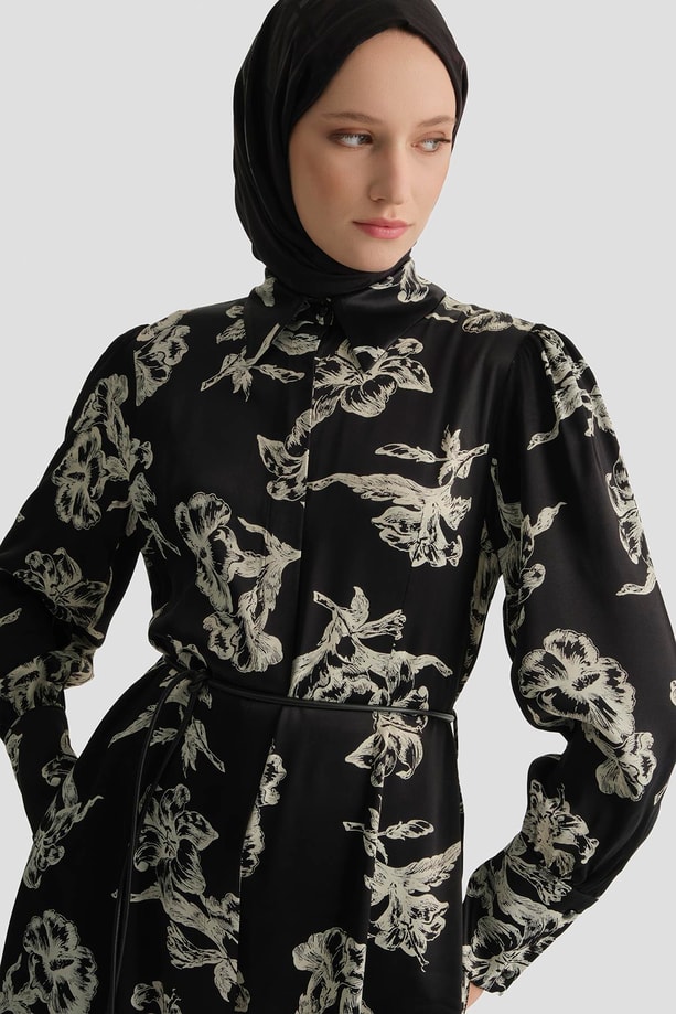 Çiçek Desenli Kemerli Elbise Siyah