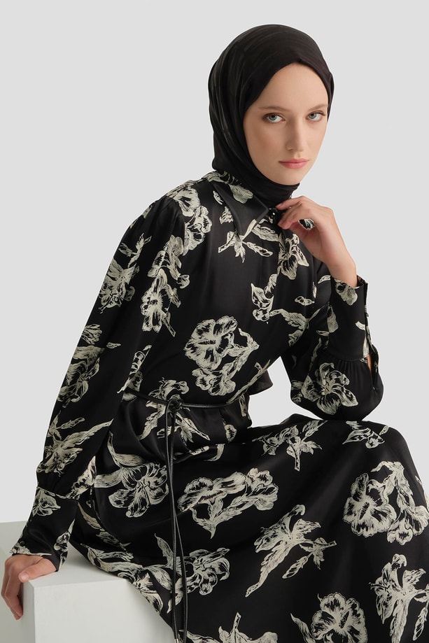 Çiçek Desenli Kemerli Elbise Siyah