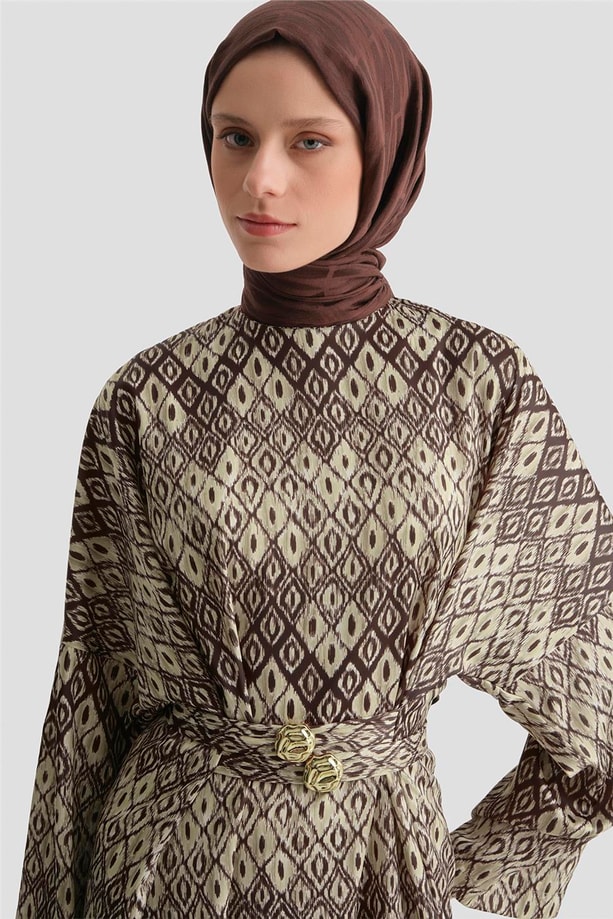 Toka Detaylı Desenli Elbise Kahve