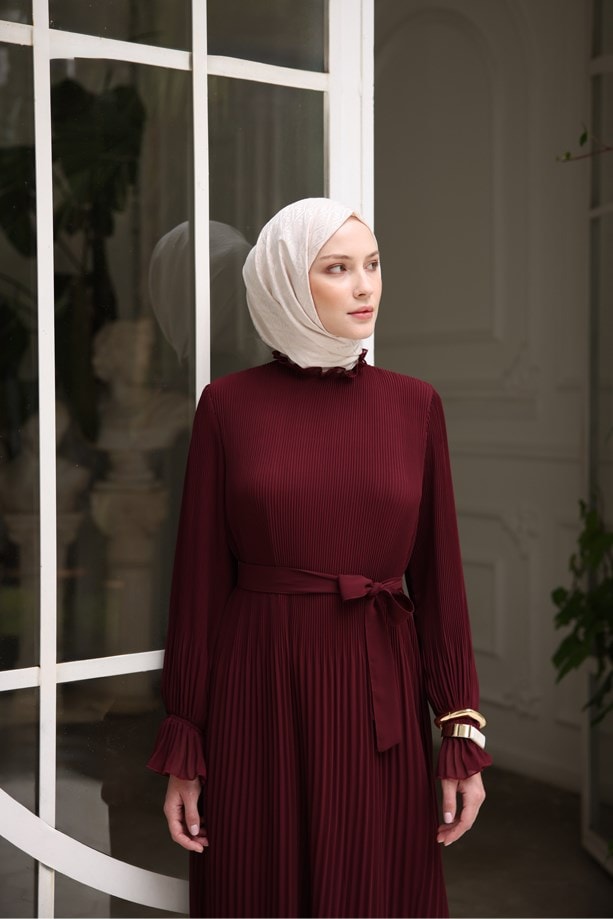 Piliseli Kuşaklı Elbise Bordo