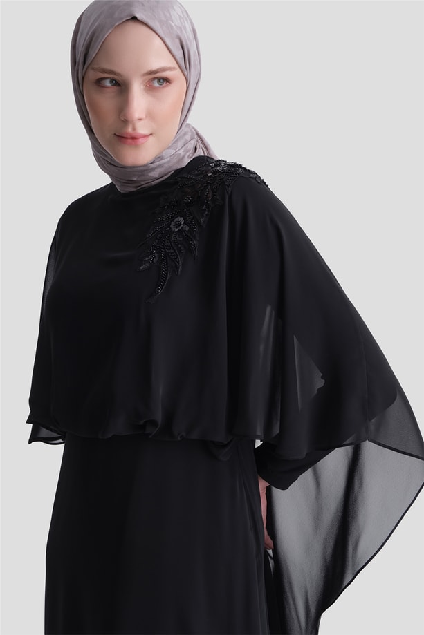 Kolye Detaylı Şık Elbise Siyah