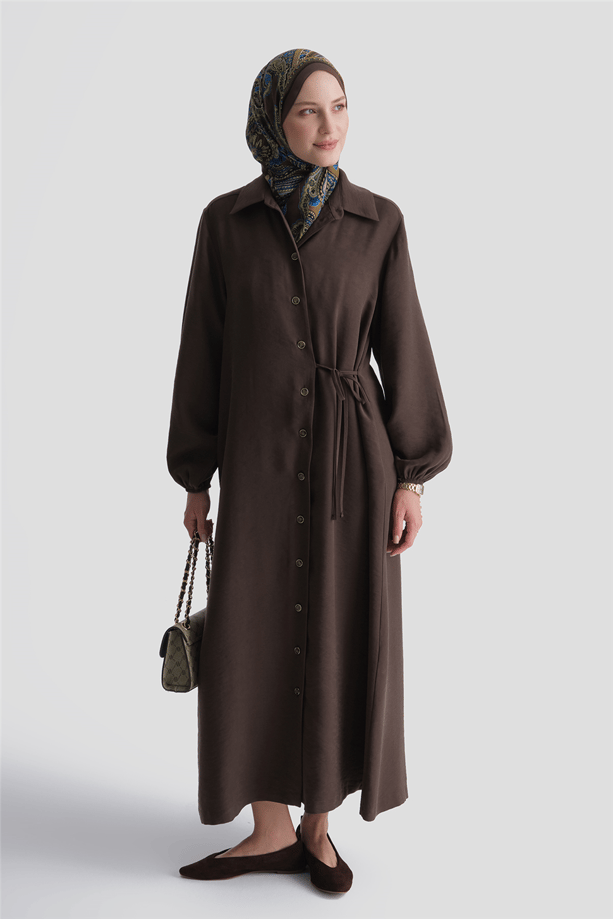 Jakarlı Bağlama Detaylı Elbise Kahverengi 