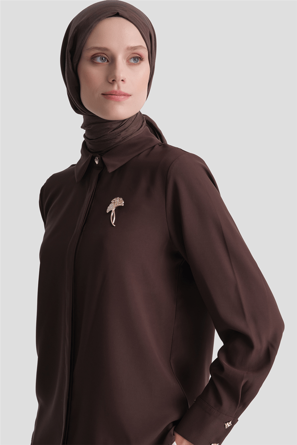 Broş Detaylı Basic Gömlek Acı Kahve