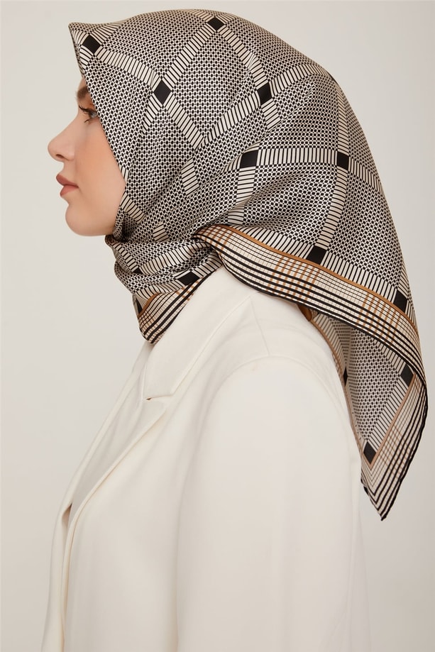 Armine Sura İpek Eşarp 22Ka8838 01