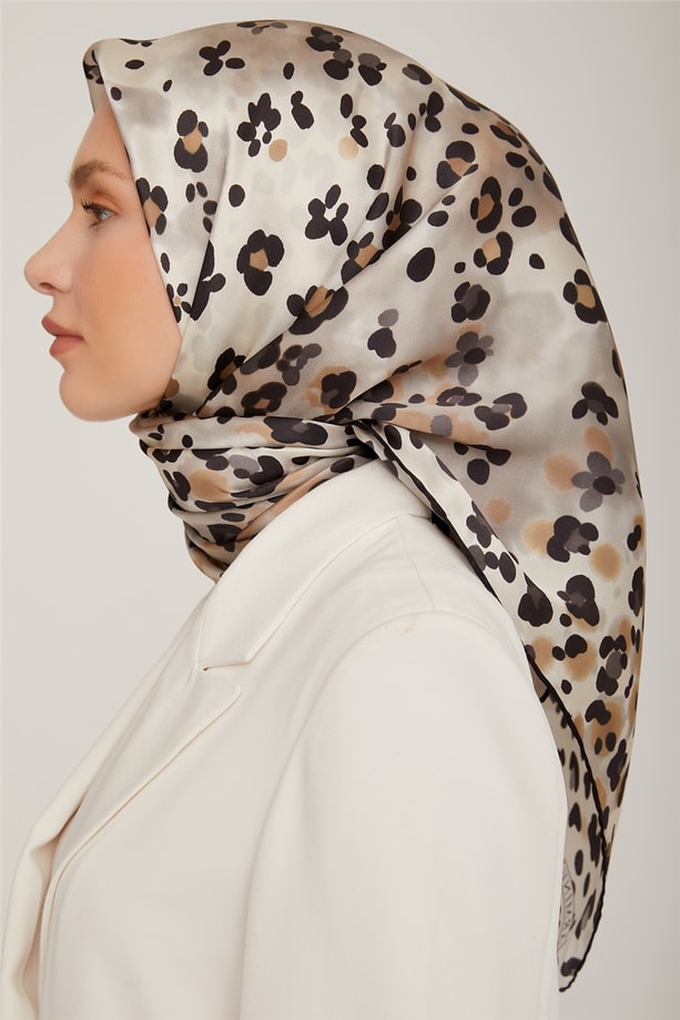Armine Sura İpek Eşarp 22Ka8853 06