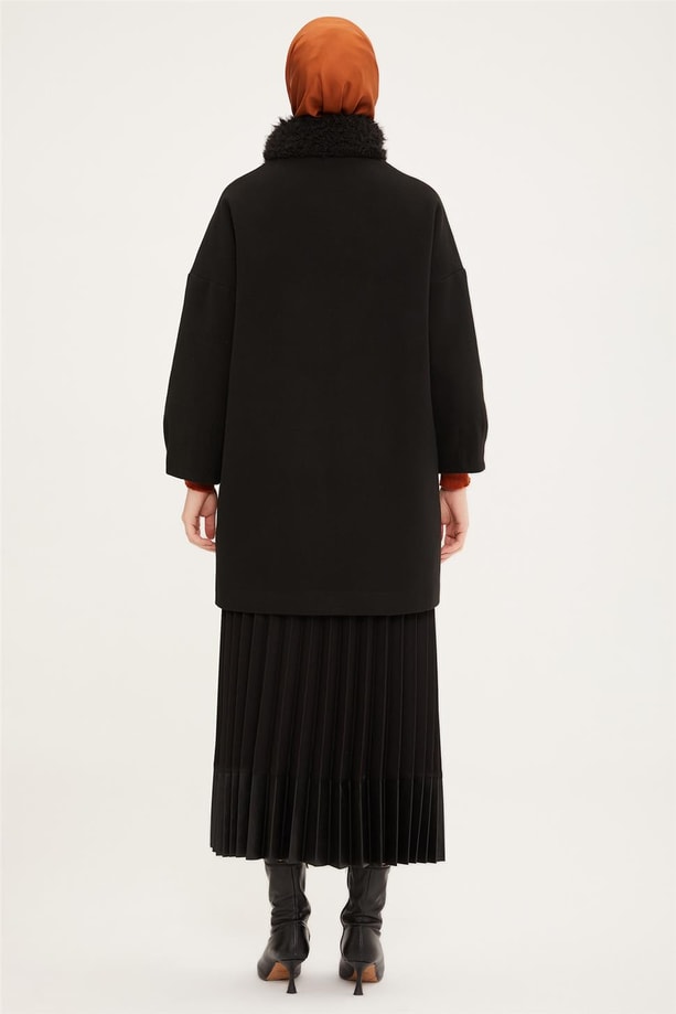 Armine Yakası Kürklü Ve Çıtçıt Detaylı Kaban 22K7818 Siyah