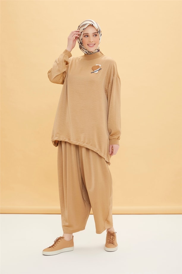 Armine Ribana Ve Broş Detaylı Bluz 22Y3100 Camel