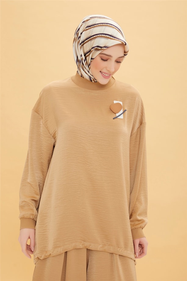 Armine Ribana Ve Broş Detaylı Bluz 22Y3100 Camel