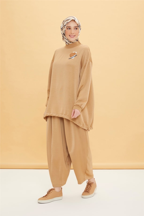 Armine Ribana Ve Broş Detaylı Bluz 22Y3100 Camel