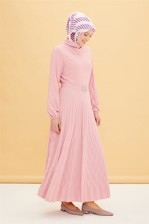 Armine Tokası Taşlı Kolu Ve Eteği Piliseli Şık Elbise 22Y9433 Şeker Pembe