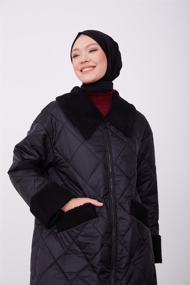 Yaka ve manşet kürklü oversize kapitone 23K7219 Siyah