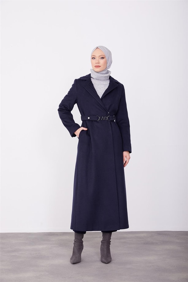 Yakası kabartmalı beli ayarlanabiilir logo tokalı tam boy manto 23K8612 Lacivert