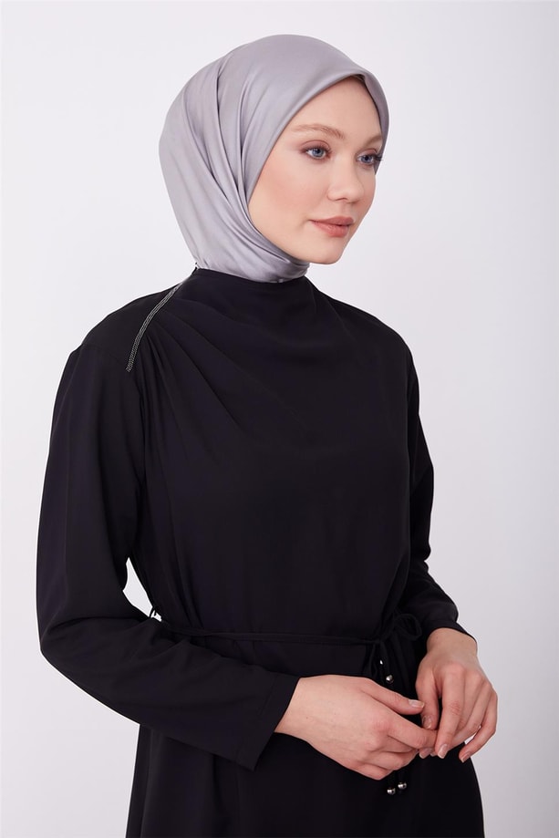 Armine Tek Omuzu Zincir ve Plie Detaylı Elbise 23K9707 Siyah