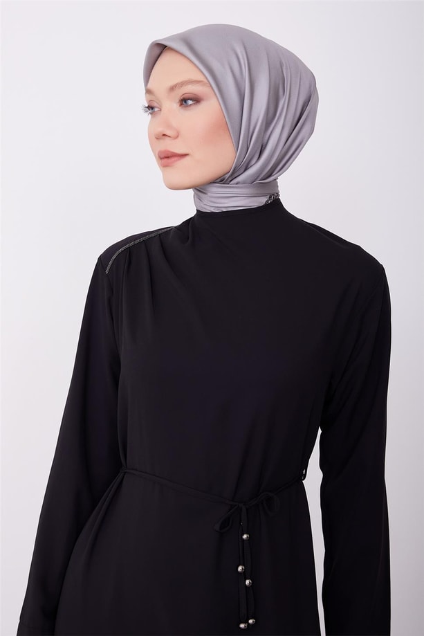 Armine Tek Omuzu Zincir ve Plie Detaylı Elbise 23K9707 Siyah