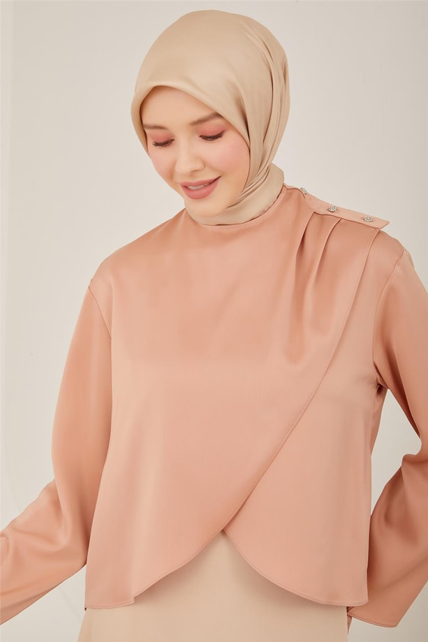 Armine Omzu Taş Düğme Detaylı Bluz 23Y3307 Latte