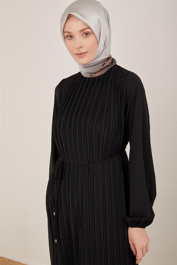 Armine Önü Piliseli Elbise 22Y9435 Siyah