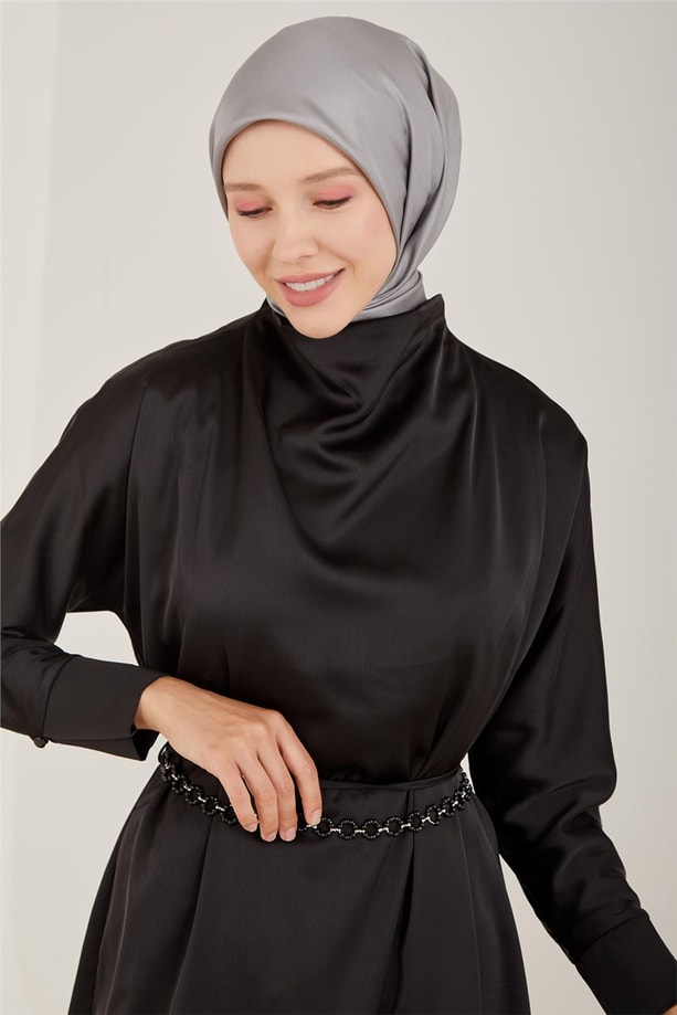 Armine 2 Kuşaklı Degaje Yaka Abiye Elbise 23Y9611 Siyah