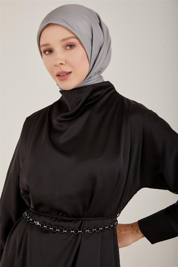 Armine 2 Kuşaklı Degaje Yaka Abiye Elbise 23Y9611 Siyah