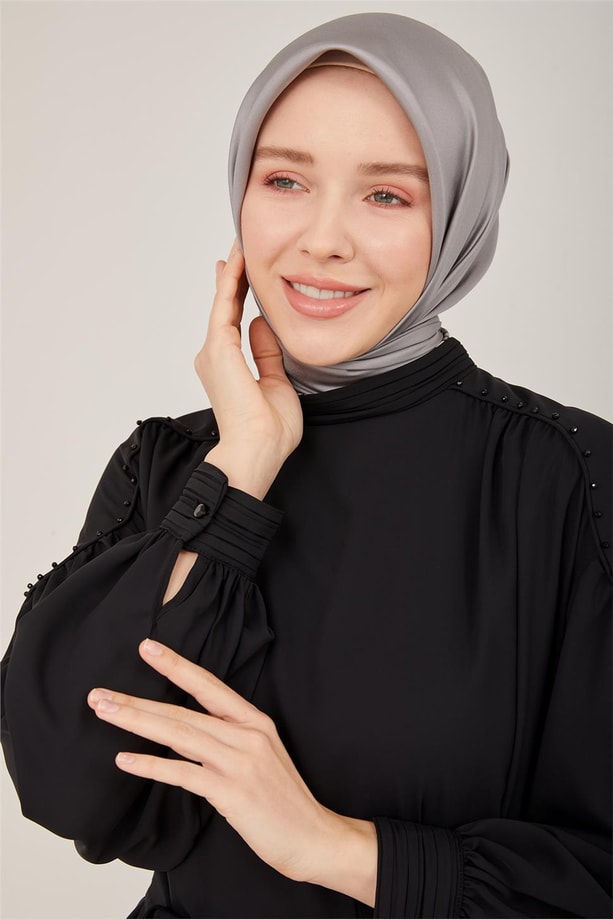 Armine Büzgü Detaylı ve Manşeti Piliseli Abiye Elbise 23Y9617 Siyah