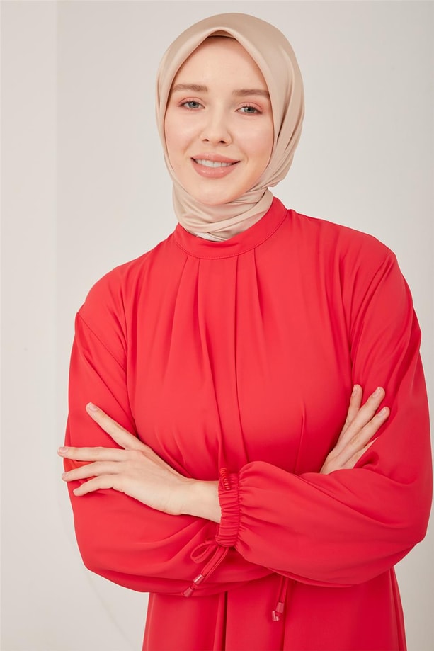 Armine Yakası Pileli Boncuk Detaylı Elbise 23Y9650 Kiraz
