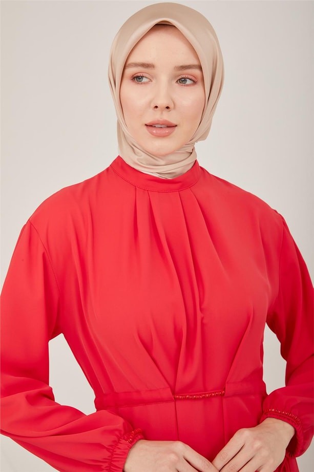 Armine Yakası Pileli Boncuk Detaylı Elbise 23Y9650 Kiraz