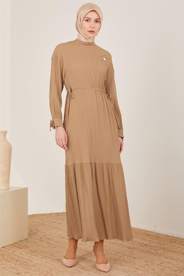 Armine İşlemeli Ve Gofretli Beli Ayarlanabilir Elbise 23Y9659 Camel