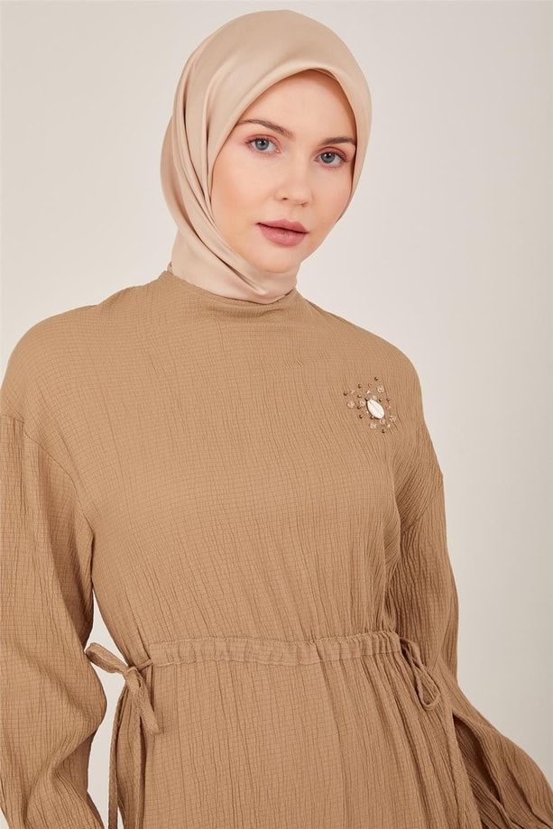 Armine İşlemeli Ve Gofretli Beli Ayarlanabilir Elbise 23Y9659 Camel