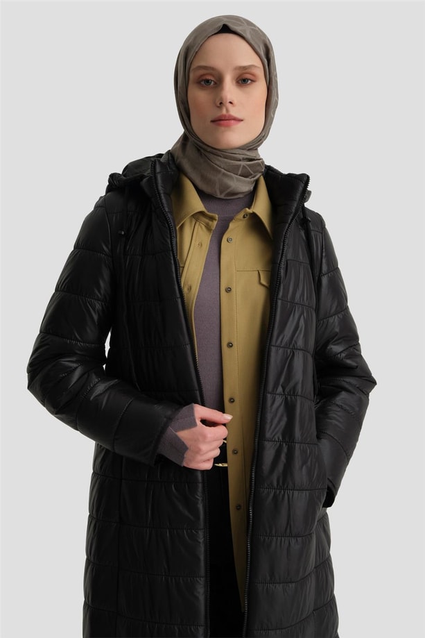 Armine Kapişonlu Uzun Ray Kapitone Mont 24KD7523 Siyah