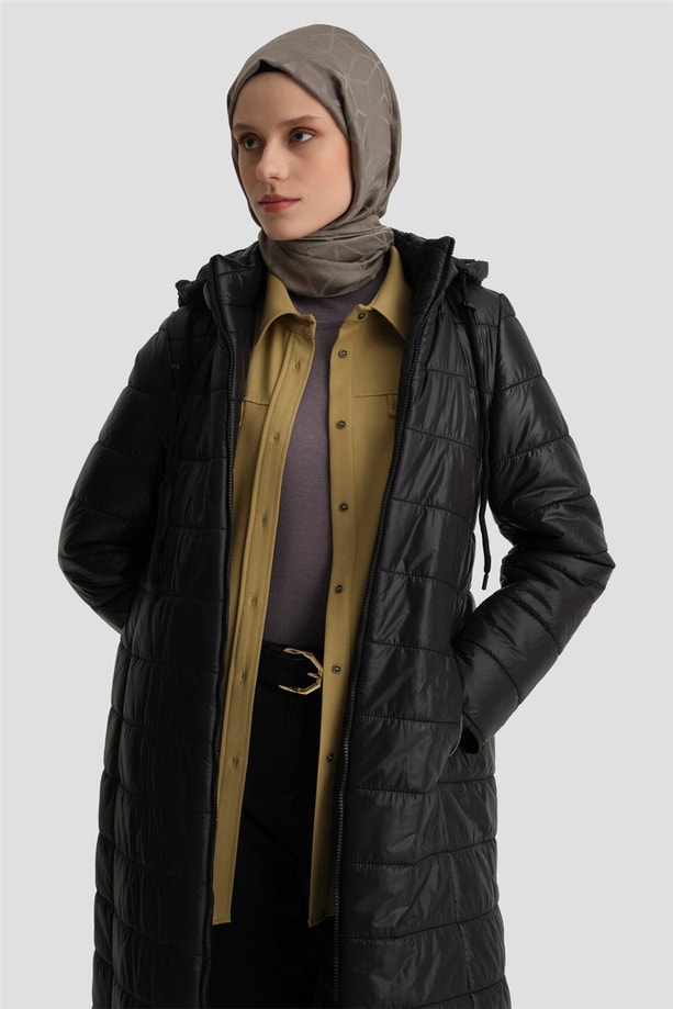 Armine Kapişonlu Uzun Ray Kapitone Mont 24KD7523 Siyah