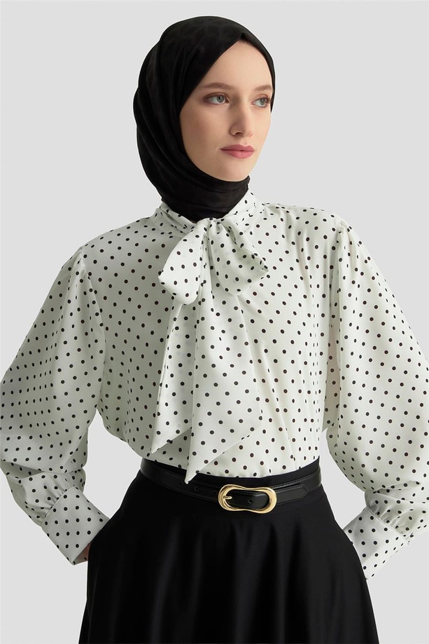 Armine Fular Detaylı Puantiyeli Bluz 25KD1006 Beyaz