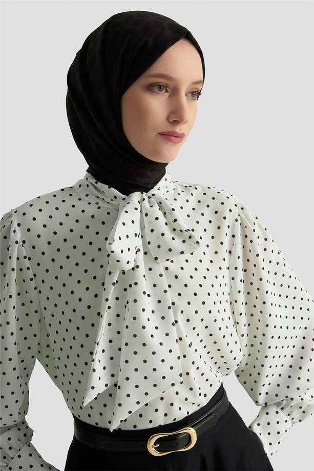 Armine Fular Detaylı Puantiyeli Bluz 25KD1006 Beyaz