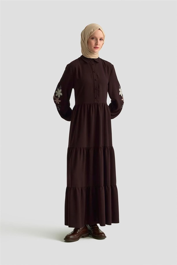 Armine Nakışlı Katlı Elbise 25KD1121 KAHVERENGİ