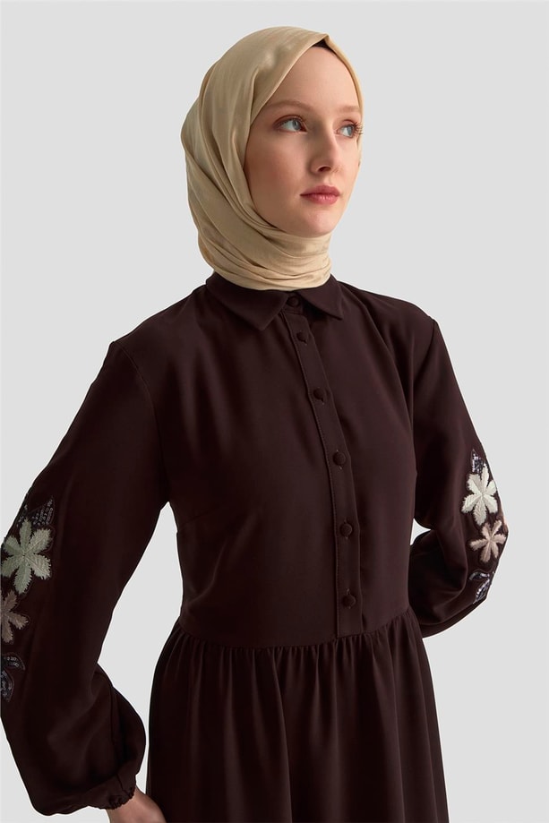 Armine Nakışlı Katlı Elbise 25KD1121 KAHVERENGİ