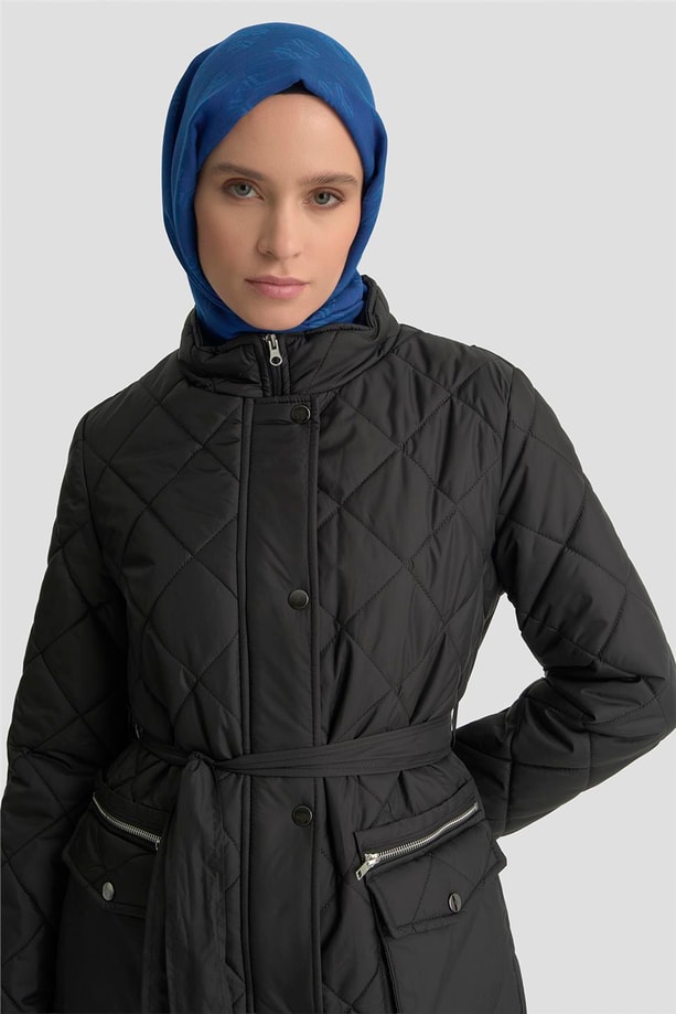 Armine Cep Detaylı Fitted Kapitone Kaban 25KD1404 Siyah