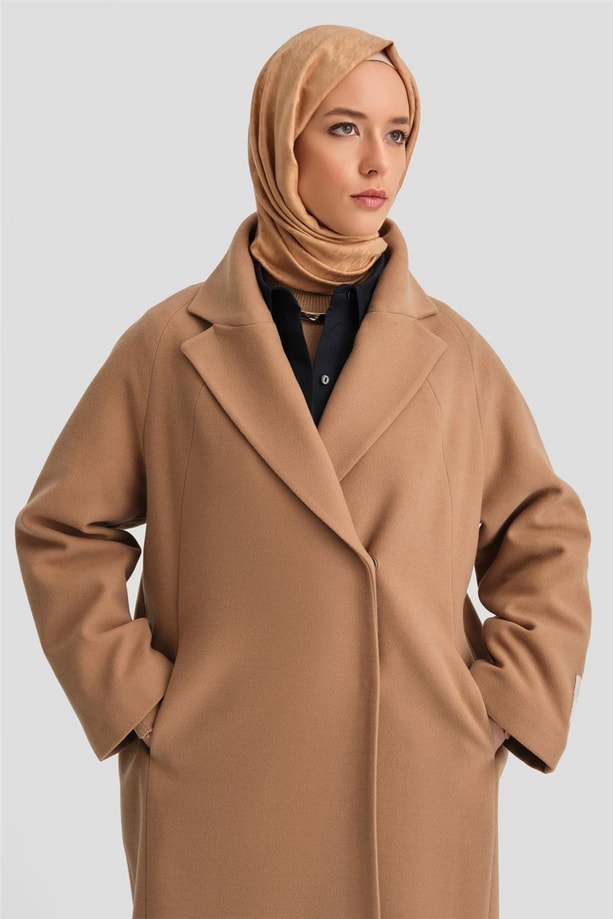 Armine Kup Ve Etiket Detaylı Kaban 24K8102 Camel