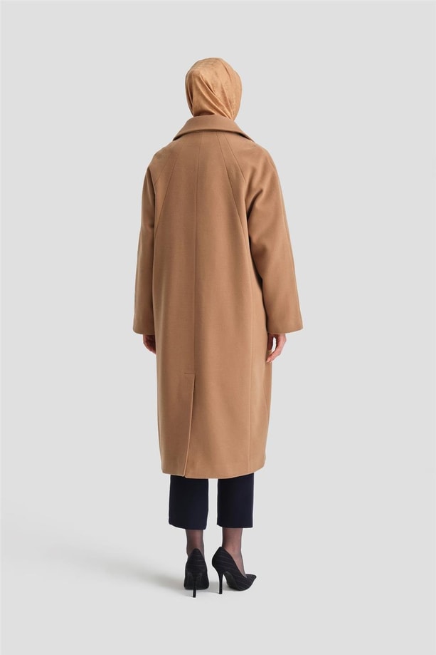 Armine Kup Ve Etiket Detaylı Kaban 24K8102 Camel