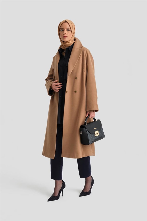 Armine Kup Ve Etiket Detaylı Kaban 24K8102 Camel