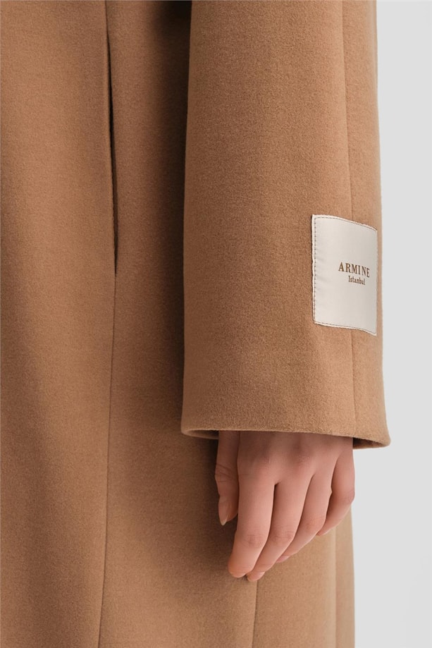 Armine Kup Ve Etiket Detaylı Kaban 24K8102 Camel