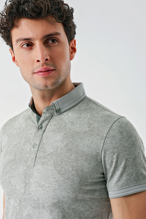 Koyu Haki Desenli Jakarlı Düğmeli Yaka Cepli Casual Slim Fit Dar Kesim Tişört 1011240176