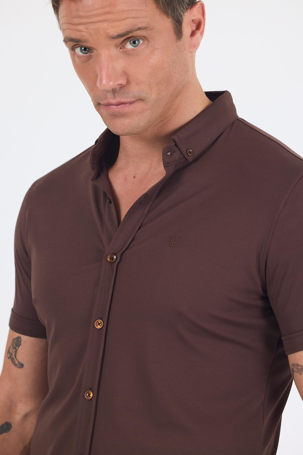 Koyu Kahverengi italyan Düğmeli Yaka Kısa Kol Cepsiz Slim Fit Gömlek 1004250255