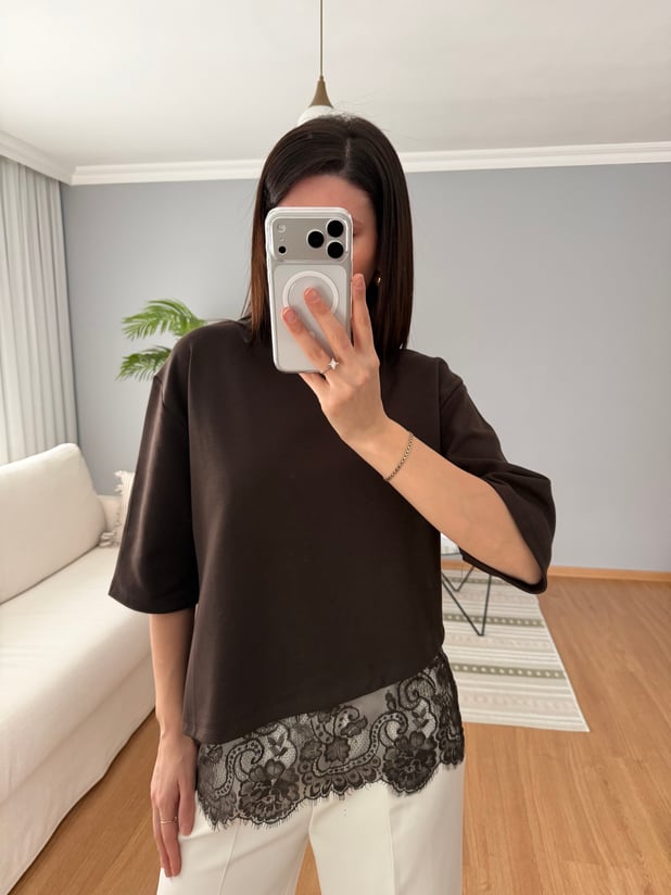 Dantel Detaylı Kahve Rengi Tişört
