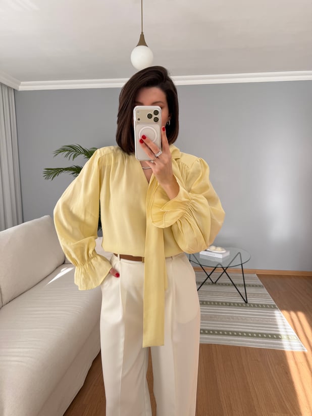 Filoria Vatkalı Fularlı Sarı Bluz