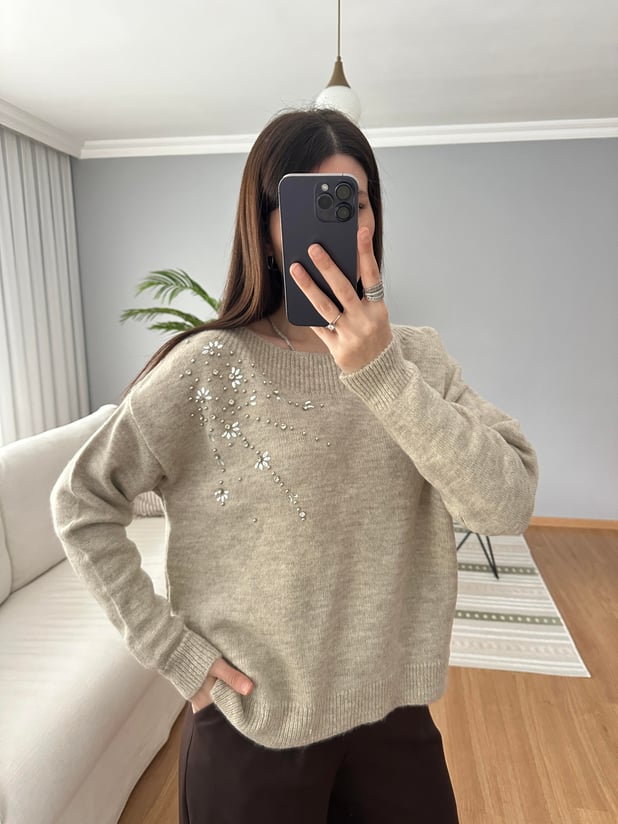 Florea Kayık Yaka Kristal Taş İşlemeli Bej Rengi Kazak