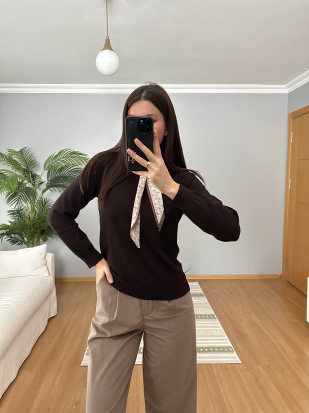 Kahve Fularlı Triko