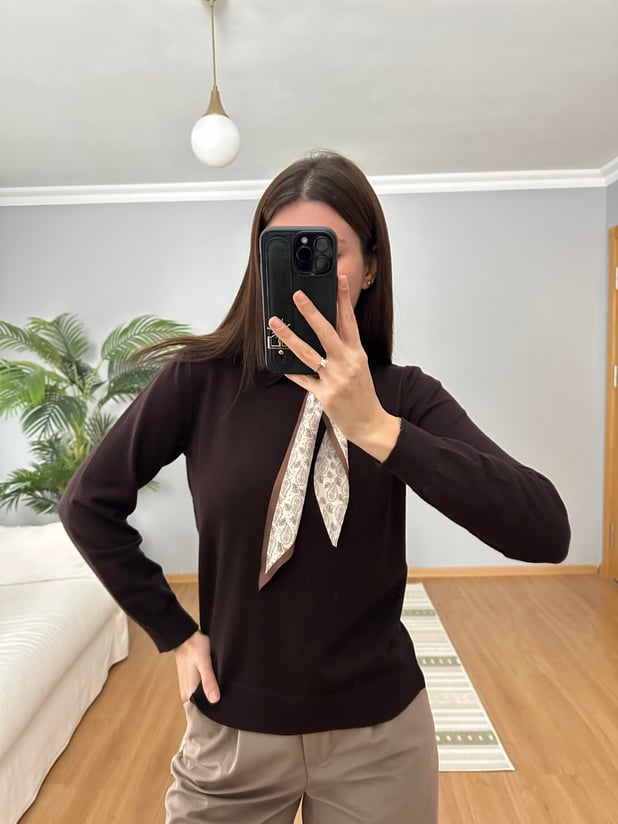 Kahve Fularlı Triko