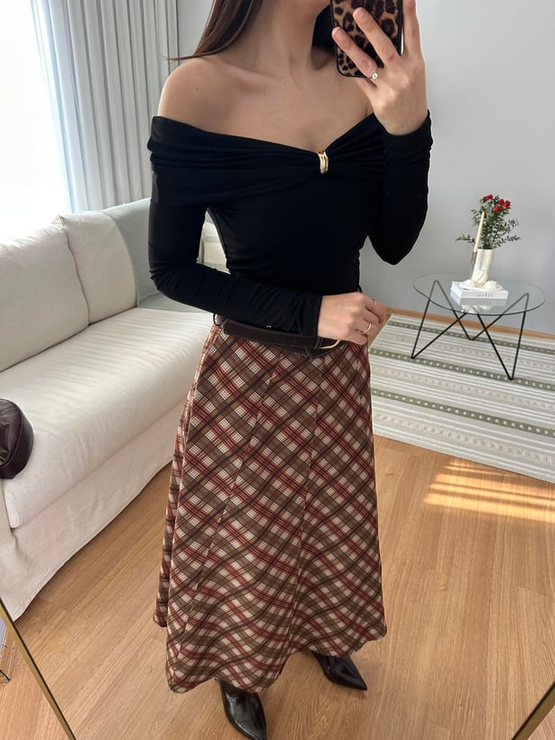 Kayık Yaka Siyah Renk Bluz